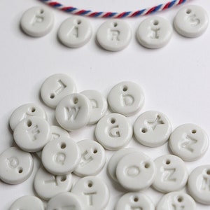 Colgante con inicial de letra de porcelana artesanal