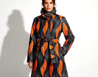 Tryckt, skärpad regnjacka, hög krage, vattentät jacka, geometriskt tryck, designer, premiumkappa, djärvt mönster, trenchcoat, elegant, uttalande, ytterkläder