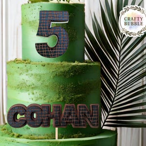 Personalisierter Name / Alter gravierter Holz / Acryl Kuchen Topper / Dinosaurier / Krokodilhaut und Stacheln Jungle Dino