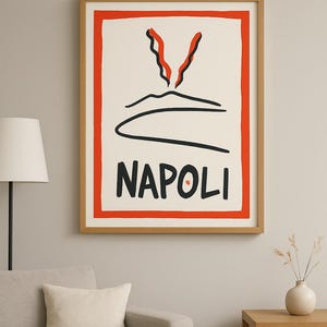 Può includere: Una stampa artistica incorniciata con un design minimalista. La parola "NAPOLI" è in nero, con forme astratte rosse e nere su sfondo crema. La stampa è racchiusa in una cornice di legno.