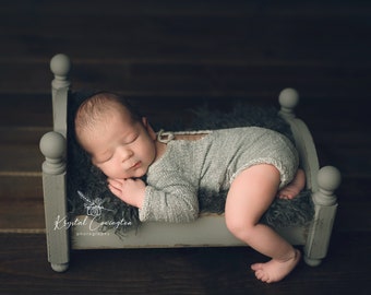 Scalloped Newborn and Sitter Bed - "The Lorean"