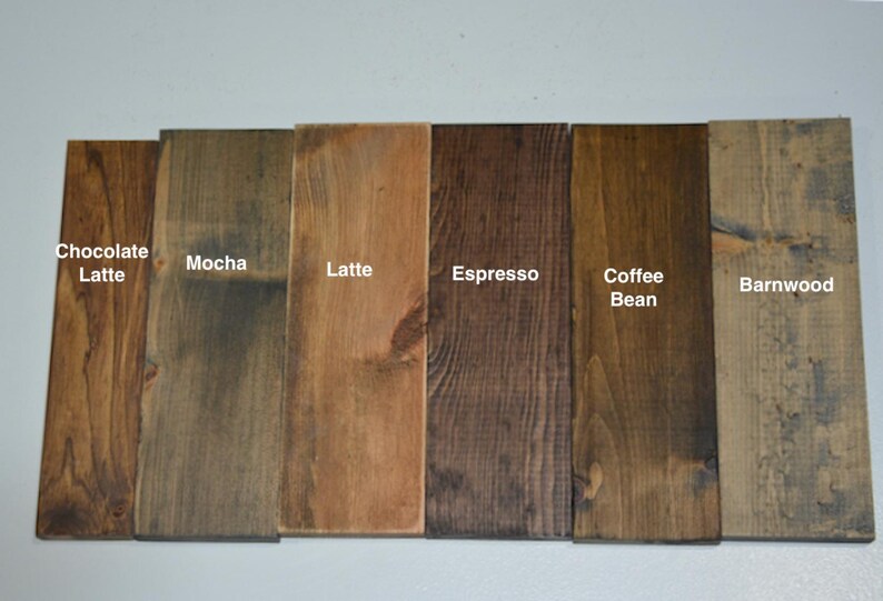 K&ouml;nnte beinhalten: Sechs Holzproben, die in verschiedenen Braunt&ouml;nen gebeizt sind und mit "Chocolate Latte", "Mocha", "Latte", "Espresso", "Coffee Bean" und "Barnwood" beschriftet sind.
