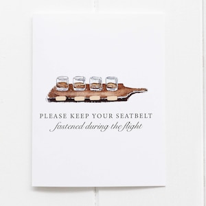 Cartão de felicitações Bourbon Flight Por favor, mantenha o cinto de segurança afivelado - Cartão de felicitações para marido - Cartão de aniversário para namorado - Namorada - Uísque
