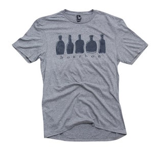Puede incluir: Una camiseta gris jaspeada con un gr&aacute;fico de seis botellas de bourbon y la palabra "bourbon" impresa en negro.