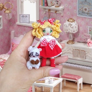 Mini bambola amigurumi all'uncinetto alta 9cm (3.5"), Candy Candy con suo procione. Regalo nostalgico per amante cartoni animati di anni 80