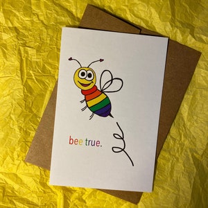 Carte de fierté -- Carte d’abeille faite à la main -- Carte postale arc-en-ciel