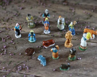 French vintage set of 16 porcelain feves nativity. Porcelain broad bean. Nativity advent scene. Feves collector. French mold. Beans for cake