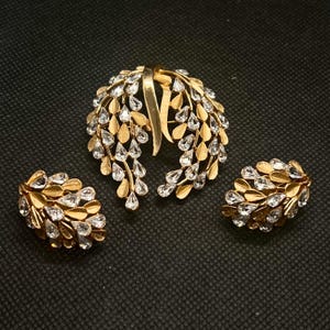 Conjunto de broche y pendientes con diamantes de imitación en tono dorado y corona vintage Trifari