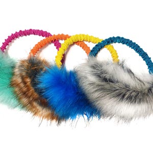 Bungee Tug Hundespielzeug: Bunter Kunstfellring mit flexiblem Griff