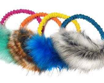 Giocattolo per cani Bungee Tug: anello colorato in pelliccia sintetica con maniglia flessibile