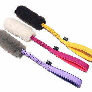 Sirius / Pelle di pecora / Giocattolo elastico / Giocattoli per cani / Addestramento cani / Giocattolo di pelliccia / Pelo corto naturale / Giocattolo colorato / Manico flessibile elastico /