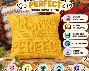 Op de afbeelding: Een geel vierkant gehaakt kussen met de tekst MR. & MRS. PERFECT in reliëf door middel van de noppensteek. Het ontwerp bevat een gedetailleerd PDF-patroon, geschreven instructies, een haakdiagram en Amerikaanse haaktermen. Het kussen is 40 cm bij 40 cm.
