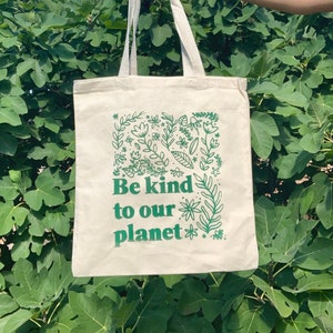 Totebag sérigraphié Be Kind To Our Planet Tote bag en toile végétale image 1