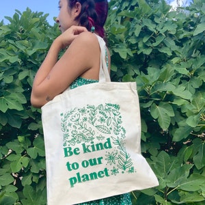 Totebag sérigraphié Be Kind To Our Planet Tote bag en toile végétale image 2