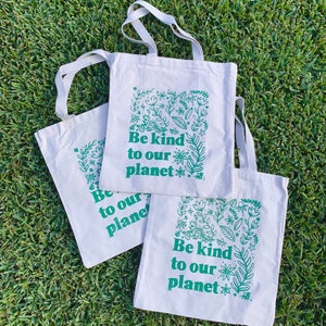 Totebag sérigraphié Be Kind To Our Planet Tote bag en toile végétale image 3