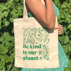 Totebag sérigraphié Be Kind To Our Planet Tote bag en toile végétale image 4