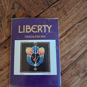 Kit de cartão-presente de bordado em ponto cruz da Liberty of London intitulado Wallis. Kit de bordado. artesanato.