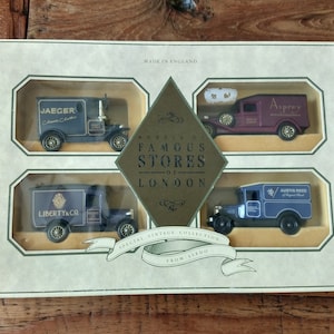 Eine schöne Sammlung von 4 Lledo Die Cast Vintage Miniatur-Vans, die berühmte Geschäfte von London darstellen. Jaeger, Asprey, Liberty & Co und Austin Reed