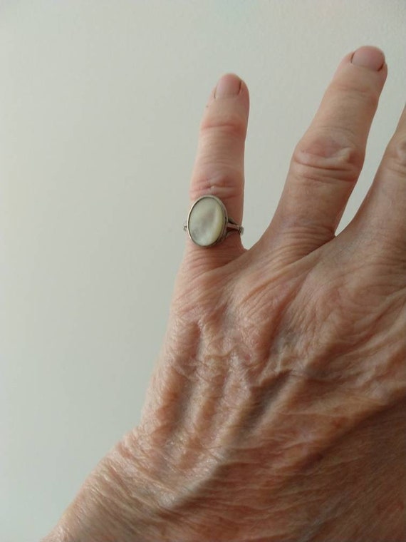 Vintage Silver Mother of Pearl ring. Size K. Silv… - image 1