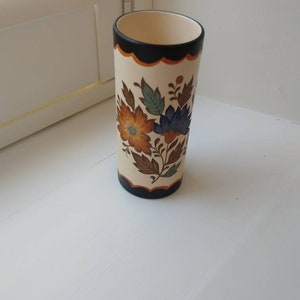 Vintage Gouda vas i keramik med bladmotiv. Floramönster. Handmålad. Mycket samlarvärd. Holländsk keramik. Fullt handmärkt på basen.