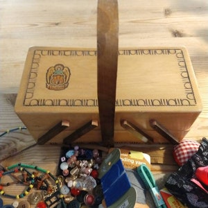 Un'opera di poker vintage in legno Torun folk art scatola da cucito. Con un tesoro di merceria vintage. Scatola artigianale con contenuto.  Bottoni perline a lume