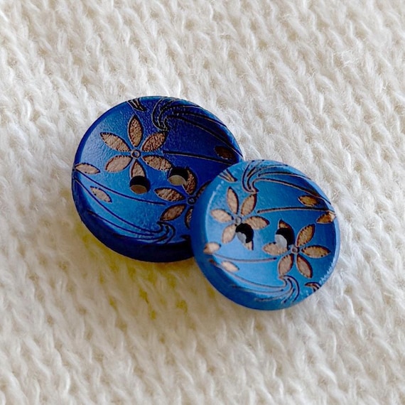 Blue Floral Engraved 4 Hole Wood Button, 24 Ligne (15mm) & 28 Ligne (18mm) (Button 3) - Selling per Piece