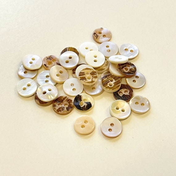 Off white shiny imitation shell buttons 1/2"(20 ligne)