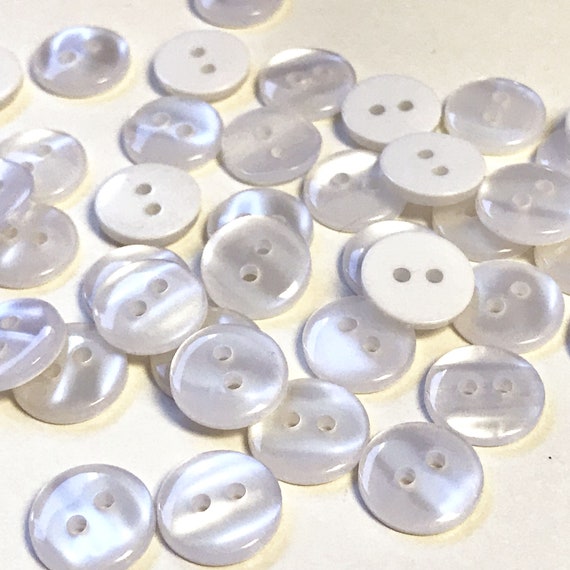 Off white shiny imitation shell buttons 16 ligne