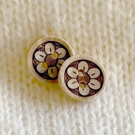 Polished Engraved Flower 2 Hole Wood Button, 20 Ligne (13mm) (Button 3) - Selling per Piece