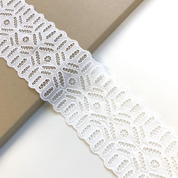 Off White scallop 4" wide lace trim (LT11)