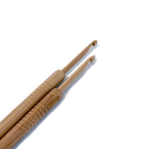 Japońskie szydełka bambusowe, 3,5 mm (E/4) i 4,0 mm (G/6), wygodny uchwyt, sprzedawane na sztuki