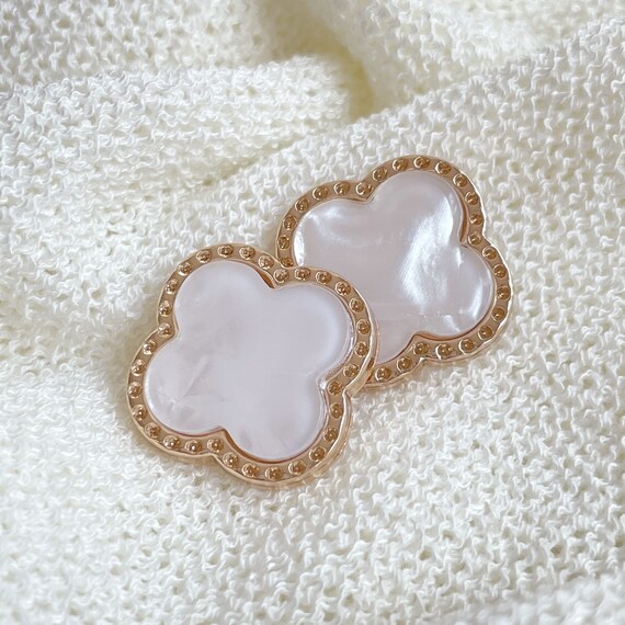 Pearl White Metal Floral Buttons, 10PCS/Pack, Withe/Gold Rim 0.87Inch; 35Ligne (Button3)
