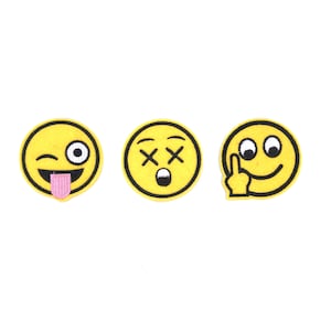 Puede incluir: Tres parches bordados amarillos para planchar con diferentes caras de emoji. El primer parche muestra una cara guiñando un ojo con la lengua fuera. El segundo parche muestra una cara con los ojos tachados y la boca abierta en una expresión de sorpresa. El tercer parche muestra una cara con un ojo cerrado y un dedo sobre la boca.
