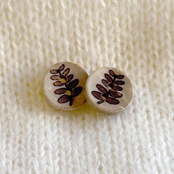 Polished Leaf 2 Hole Wood Button, 20 Ligne (13mm) (Button 3) - Selling per Piece