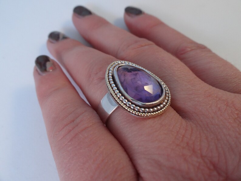 Zilveren handgemaakte ring met amethyst en geelgoud