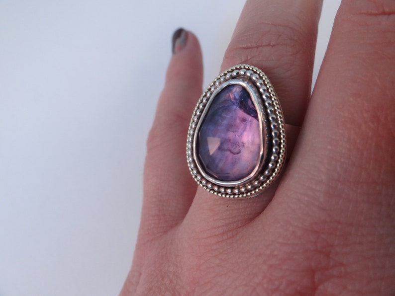 Zilveren handgemaakte ring met amethyst en geelgoud