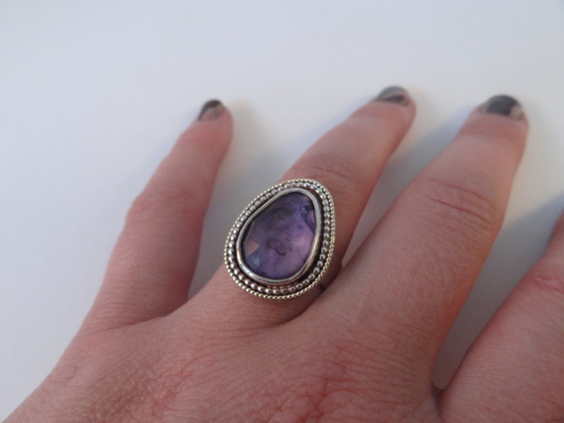 Zilveren handgemaakte ring met amethyst en geelgoud