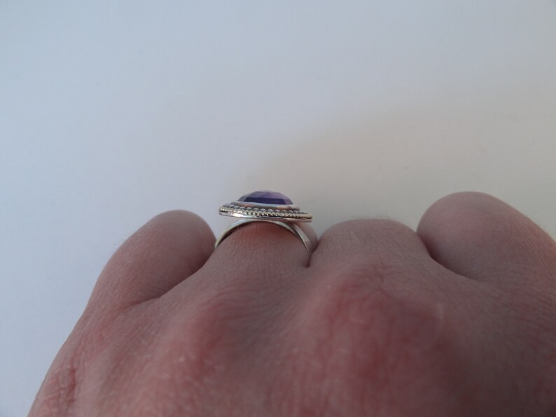 Zilveren handgemaakte ring met amethyst en geelgoud