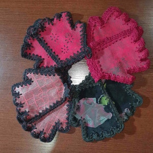 Rote fingerlose Lederhandschuhe