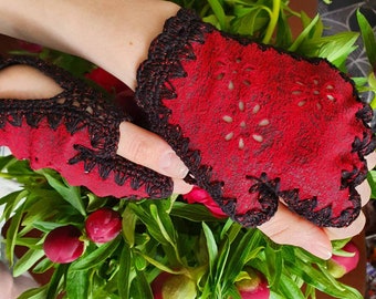 Red leather fingerless gloves woman