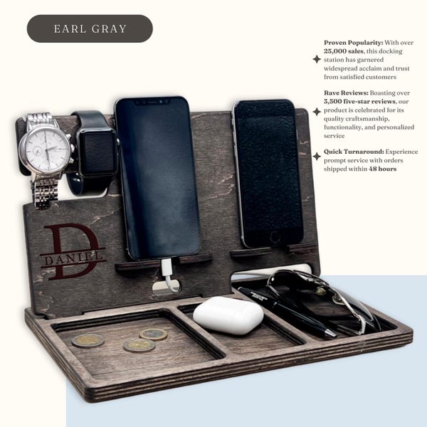 Gepersonaliseerd kerstcadeau. Houten dockingstation: organizer voor telefoon, horloge en portemonnee.