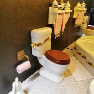 Book Nook / BATHROOM / Bookshelf decoration / Diorama / with lighting / Bathroom / insured shipping