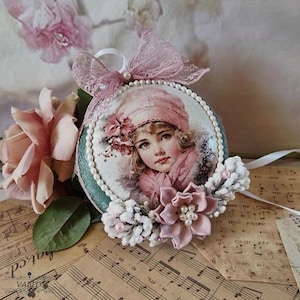 Shabby Chic Christmas Ornament – Handmade Vintage-Inspired Winter Decor – Soft Pastel Hanging Ball for Romantic Holiday Styling