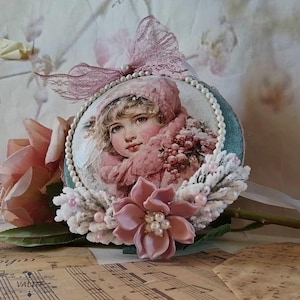 Shabby Chic Christmas Ornament – Handmade Vintage-Inspired Winter Decor – Soft Pastel Hanging Ball for Romantic Holiday Styling