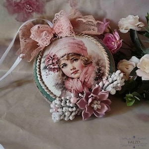 Shabby Chic Christmas Ornament – Handmade Vintage-Inspired Winter Decor – Soft Pastel Hanging Ball for Romantic Holiday Styling
