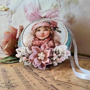 Shabby Chic Christmas Ornament – Handmade Vintage-Inspired Winter Decor – Soft Pastel Hanging Ball for Romantic Holiday Styling