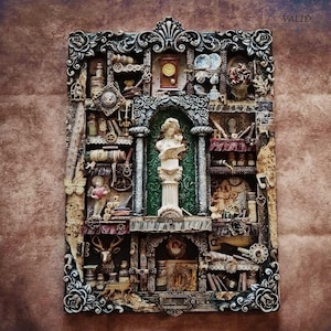Gablota na osobliwości/pudełko na dzieła sztuki/dekoracja vintage mixed media „Stara statua”