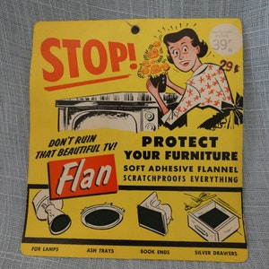 Puede incluir: Un anuncio amarillo y rojo para los protectores de muebles Flan. El anuncio presenta a una mujer de dibujos animados sosteniendo un jarrón de flores y un televisor. El texto dice "¡STOP! ¡No arruines esa hermosa televisión! Flan Protege tus muebles Flanela suave adhesiva Protege todo". El anuncio muestra cuatro ejemplos de cómo usar Flan: para lámparas, ceniceros, portadas de libros y cajones de plata.