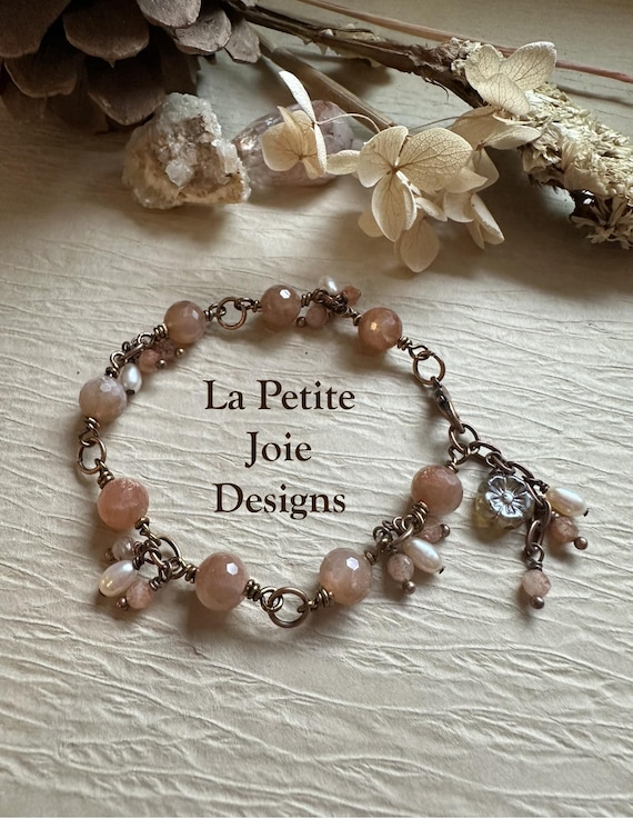 Sparkling and warm Sunstone and Pearl Bracelet