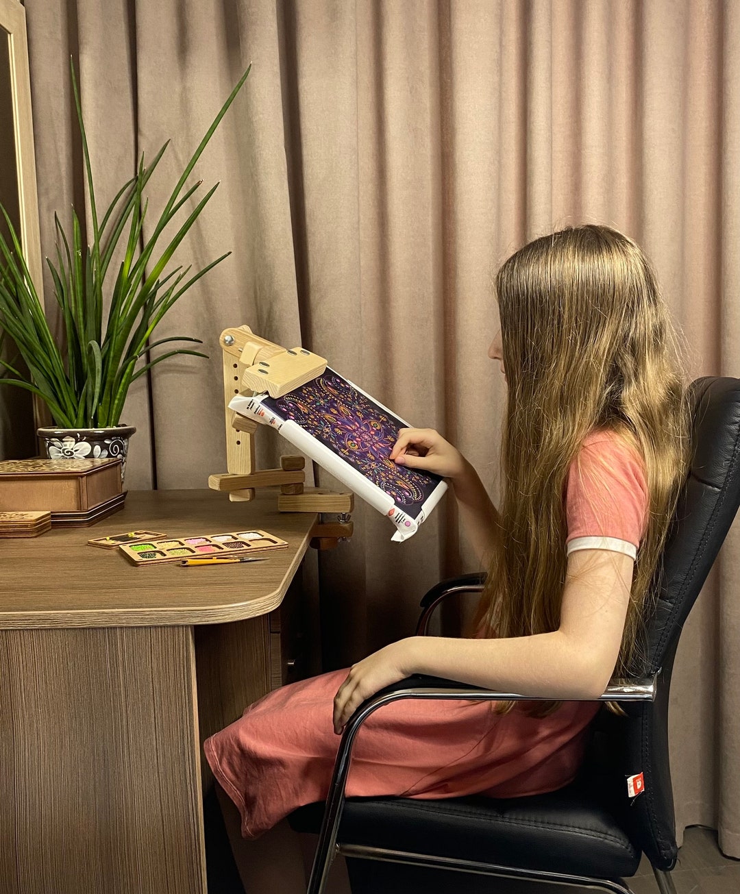 Qsnaps Finger Holder for Cross Stitch and Beading, Desktop Stand for